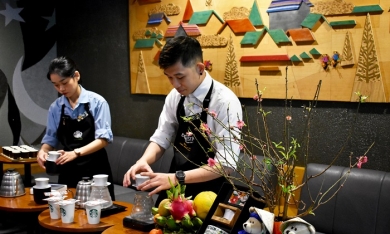 Sau 7 năm có mặt tại Việt Nam, Starbucks chính thức ra mắt phin pha cà phê