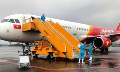 2 chuyến bay chở hơn 400 khách từ Hàn Quốc hạ cánh xuống sân bay Vân Đồn