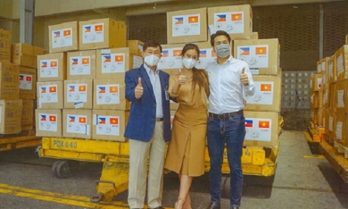 Ông Johnathan Hạnh Nguyễn thuê máy bay chở 750.000 khẩu trang, 16.500 đồ bảo hộ y tế tặng Philippines
