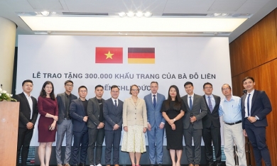 Chủ tịch Quỹ Green Vietnam Fund trao tặng nước Đức 300.000 khẩu trang