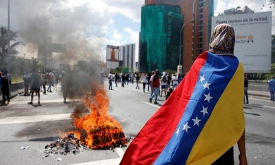 Hết lạm phát tiền thật, người dân Venezuela lại phải đối mặt với lạm phát tiền ảo