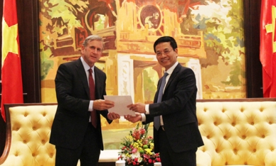 Bộ trưởng Nguyễn Mạnh Hùng muốn Qualcomm có chính sách riêng cho doanh nghiệp Việt
