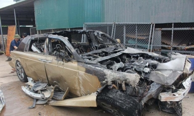 Cận cảnh siêu phẩm Rolls-Royce Phantom bị cháy trơ khung ở Quảng Ninh
