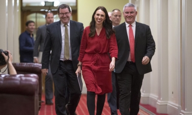 New Zealand có nữ Thủ tướng trẻ nhất lịch sử, Đô-la sụt giá thê thảm