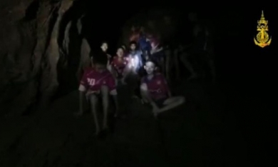 Clip: Đội bóng Thái Lan sống sót thần kỳ trong hang tối