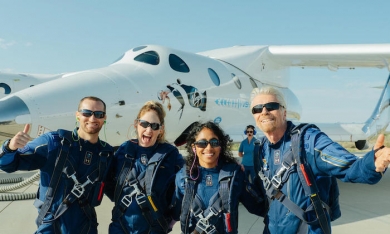 Tỷ phú Richard Branson hoàn thành chuyến bay đầu tiên vào không gian
