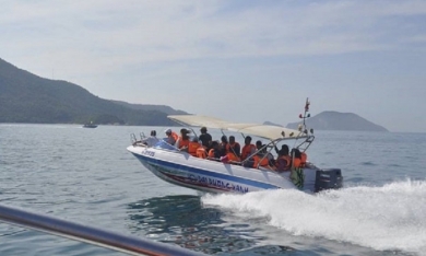 Chìm ca nô chở người ngoài biển Cửa Đại: 13 người được xác định tử vong