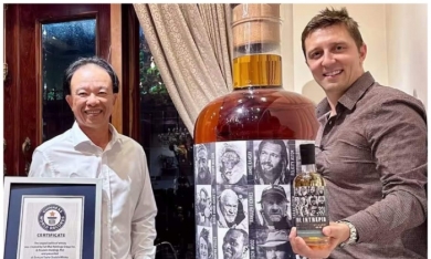 Đại gia kín tiếng người Việt chi 1,4 triệu USD mua bình rượu Whisky lớn nhất thế giới