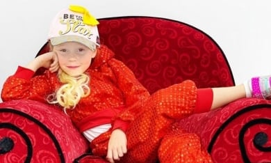 Bé gái 5 tuổi mắc chứng bại não kiếm 18 triệu USD/năm từ Youtube