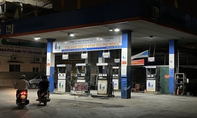 Hà Nội: Nhiều cửa hàng treo biển 'hết xăng', bán hàng kiểu 'đối phó'