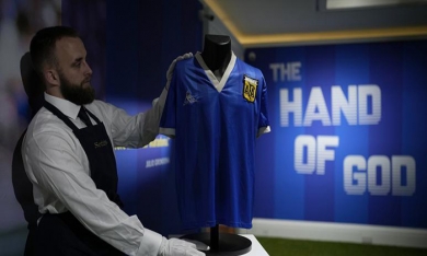 Chiếc áo đấu giúp Maradona ghi 2 bàn thắng huyền thoại được bán với giá kỷ lục