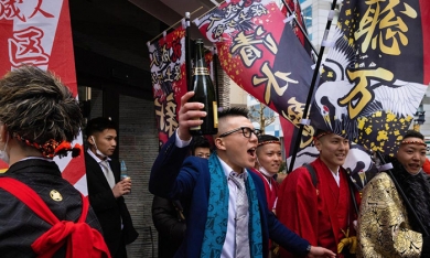 Chính phủ Nhật Bản tung chiến dịch khuyến khích giới trẻ uống rượu