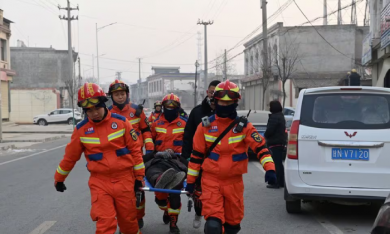 Động đất 6,2 độ richter tại Trung Quốc: Hàng trăm người thương vong, cứu hộ 'vật lộn' dưới rét âm độ