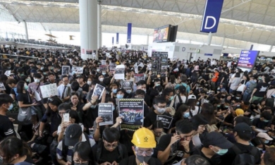 Hãng bay gặp khó về dòng tiền vì biểu tình Hong Kong
