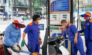 Giá thế giới áp sát 100 USD/thùng, xăng RON95 Việt Nam tăng lên 23.500 đồng/lít