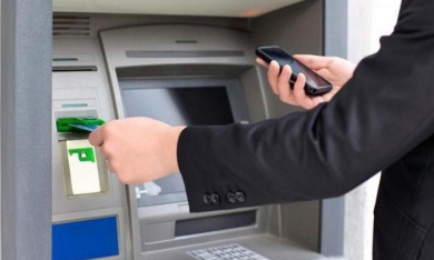 'Soi' phí rút tiền tại ATM của các ngân hàng hiện nay