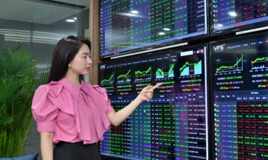 VN-Index tăng nhẹ sau phiên giảm sốc nhờ cổ phiếu ngân hàng