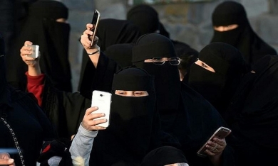 Arab Saudi: Xem trộm điện thoại của chồng có thể bị bỏ tù