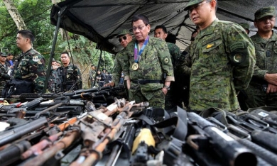 Đua với Mỹ, Trung Quốc tiếp tục tặng loạt thiết bị quân sự cho Philippines