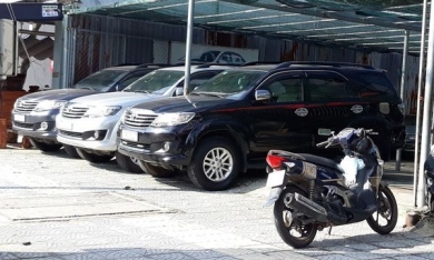 Thuê xe ô tô tự lái dịp Tết: Giá tăng cao vẫn hút khách