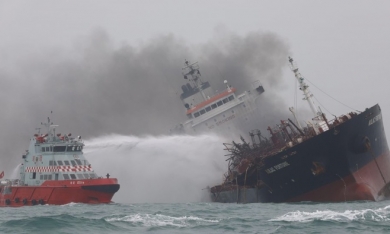 Tàu chở dầu treo cờ Việt Nam bốc cháy ngoài khơi Hong Kong