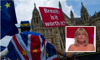 Anh: Nữ nhà báo lột đồ trên sóng truyền hình để phản đối Brexit