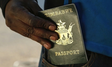 Khủng hoảng kinh tế trầm trọng, Zimbabwe không có nổi giấy, mực để in hộ chiếu cho dân