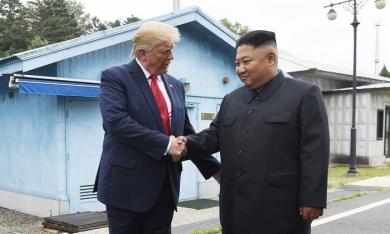 Đặt chân tới nơi 'nguy hiểm nhất thế giới', ông Trump mời ông Kim tới thăm Nhà Trắng