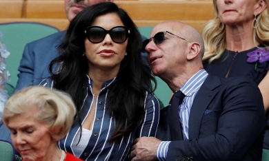 Vừa ly hôn, tỷ phú Jeff Bezos công khai hôn bạn gái tại sự kiện