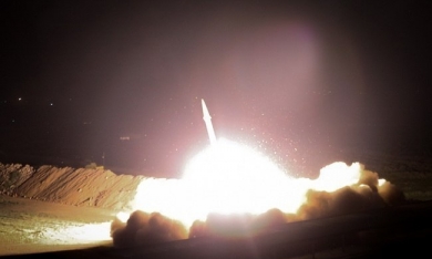 Iran liên tiếp tấn công tên lửa vào căn cứ quân sự Mỹ, cảnh báo ‘dữ dội hơn nữa’