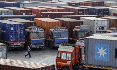 Căng thẳng leo thang, hàng hóa nhập khẩu từ Trung Quốc mắc kẹt tại cảng Ấn Độ