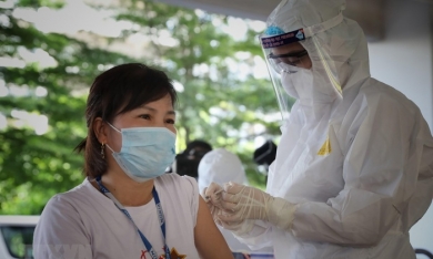 Việt Nam đã tiếp nhận 90 triệu liều vaccine Covid-19, hơn 54% dân số trên 18 tuổi đã được tiêm