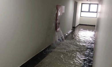 Vỡ đường ống cứu hỏa, tầng 21 chung cư An Bình ngập trong 'biển nước'