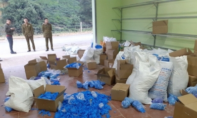 Thái Nguyên: Bắt giữ 8 tấn găng tay y tế đã qua sử dụng