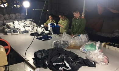 Hà Nam: Bắt quả tang cơ sở sản xuất quần áo giả mạo Adidas, Nike, Lacoste, Burberry