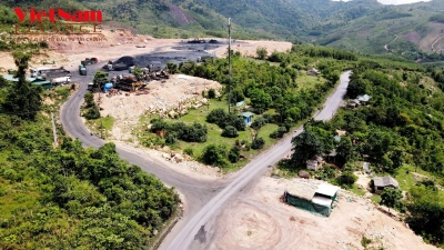 Cận cảnh san gạt núi đồi làm bãi tập kết than khổng lồ sát biên giới Việt - Lào