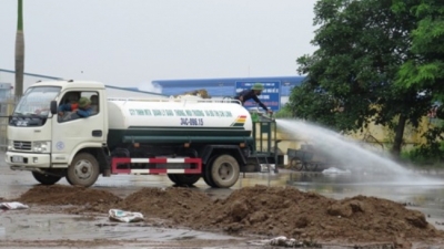 Hàng chục người đổ chất thải chặn cửa khu công nghiệp Lai Vu