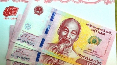 Cận cảnh cơn sốt 'tiền 100 đồng' tại Hà Nội