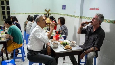 Bếp trưởng của Obama khoe ảnh uống bia ăn bún chả tại Hà Nội