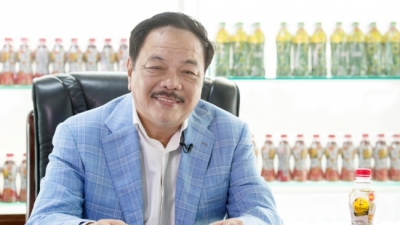 Sếp Dr Thanh lên tiếng vụ chai nước của Đại sứ Phạm Sanh Châu