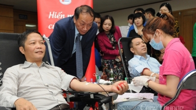 Bộ trưởng Trần Tuấn Anh tham gia hiến máu tình nguyện