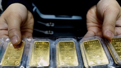 Giá vàng thay đổi từng phút, lên đỉnh mới 62 triệu đồng/lượng