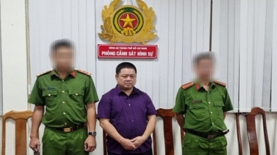 Bắt kẻ cầm 100.000 USD 'chạy án' cho nguyên Cục trưởng Cục Đăng kiểm Việt Nam