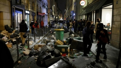 Lửa bạo động 'thiêu cháy' du lịch Pháp: Khách đồng loạt bỏ chuyến, hủy phòng