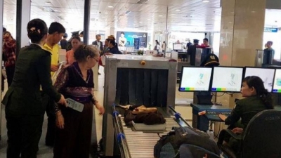 Cảng hàng không Nội Bài: Hành khách lại 'cầm nhầm' điện thoại