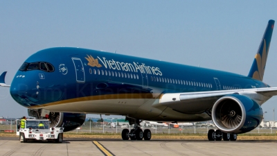 Siêu máy bay Boeing 787-10 của Vietnam Airlines va quẹt cầu ống dẫn khách