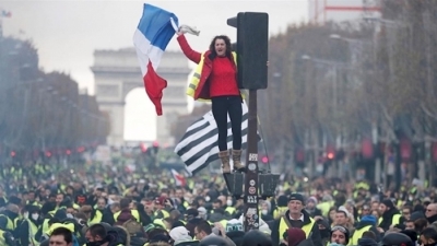 Không chịu nổi sức ép từ người dân, Pháp chính thức hoãn tăng thuế