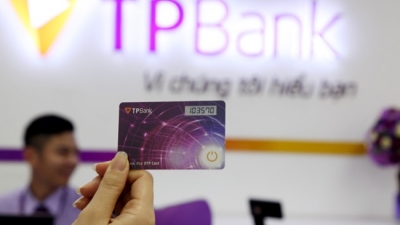 Ngân hàng Việt đầu tiên phát hành thiết bị nhận mã OTP mỏng nhất thế giới