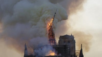 Cháy lớn ở Nhà thờ Đức Bà Paris: Sập đỉnh tháp