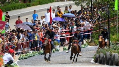 Hàng nghìn du khách đổ về Sa Pa tham dự lễ hội 'Vó ngựa trên mây'